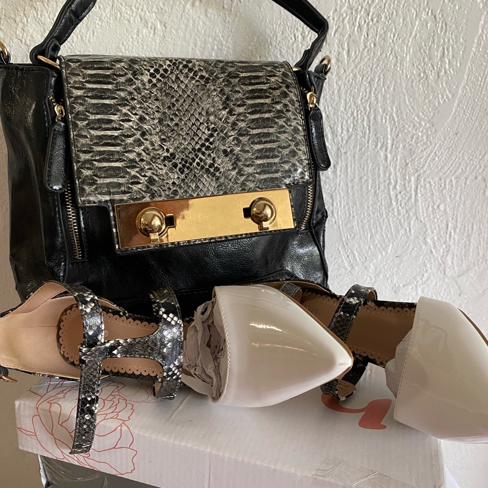 Elegant Black and white Handbag with an interesting design to it.